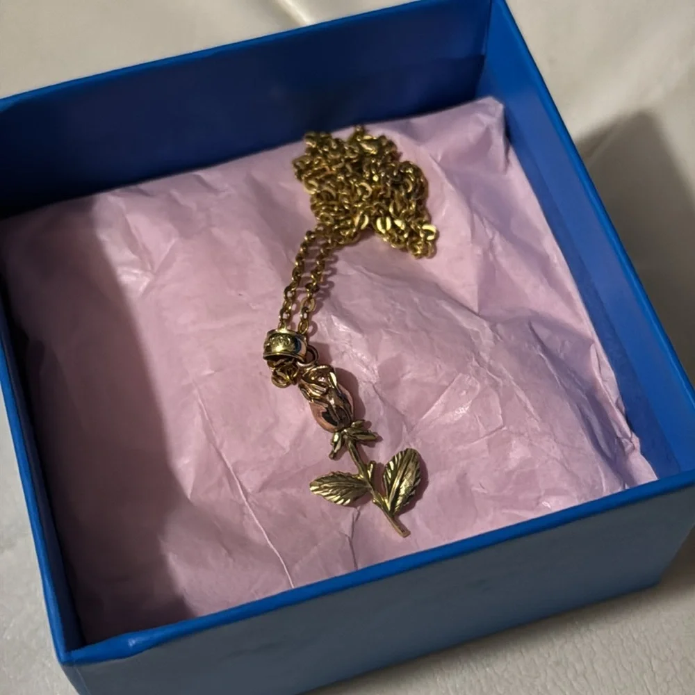 Like New Necklace-Single Rose Detail-2 Toned Yellow Gold/Rose Gold with Chain - Picture 14 of 15